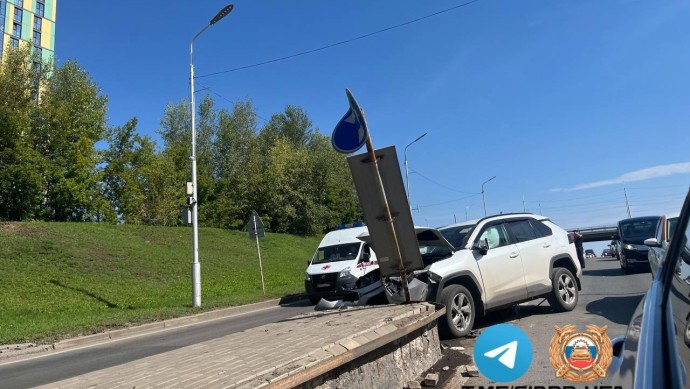 В Уфе водитель влетел в разделитель полос В Уфе водитель влетел в разделитель полос