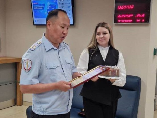 В Улан-Удэ сотрудница банка уберегла пенсионерку от потери кругленькой суммы