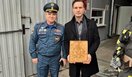 Одоевские спасатели подарили Виктору Добронравову икону Неопалимая Купина