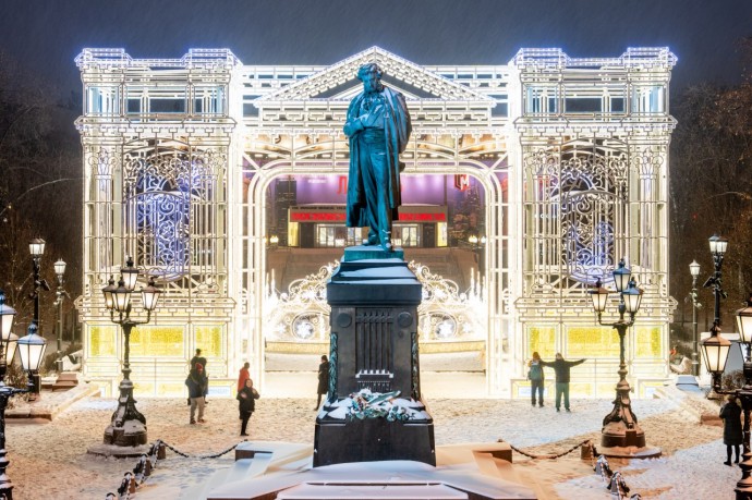 На Пушкинской площади и в Новопушкинском сквере появились светящиеся арки На Пушкинской площади и в Новопушкинском сквере появились светящиеся арки