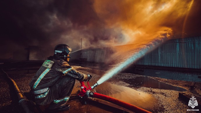 В Астрахани сгорели две хозпостройки