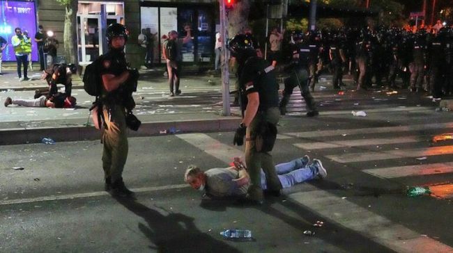 В Сербии трое полицейских пострадали на акции протеста
