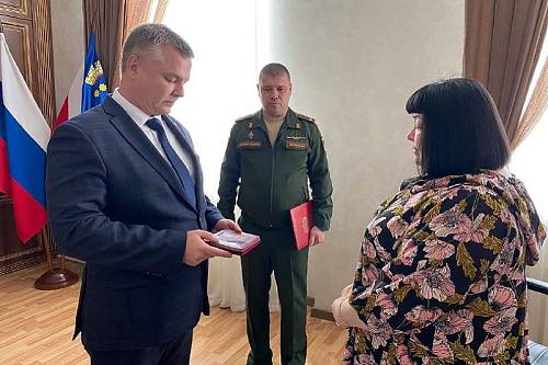 В Благовещенске посмертно наградили Орденом Мужества участника СВО
