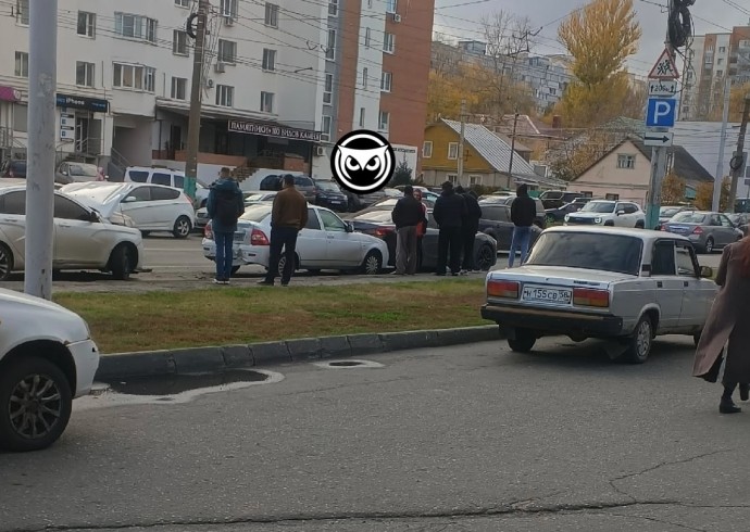 На улице Суворова в Пензе столкнулись три машины, движение осложнено На улице Суворова в Пензе столкнулись три машины, движение осложнено