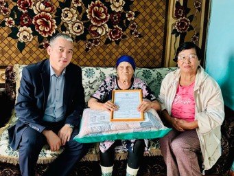 Жительницу Бурятии поздравили с 90-летием