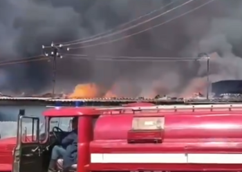 В амурском Серышеве горит гаражный массив