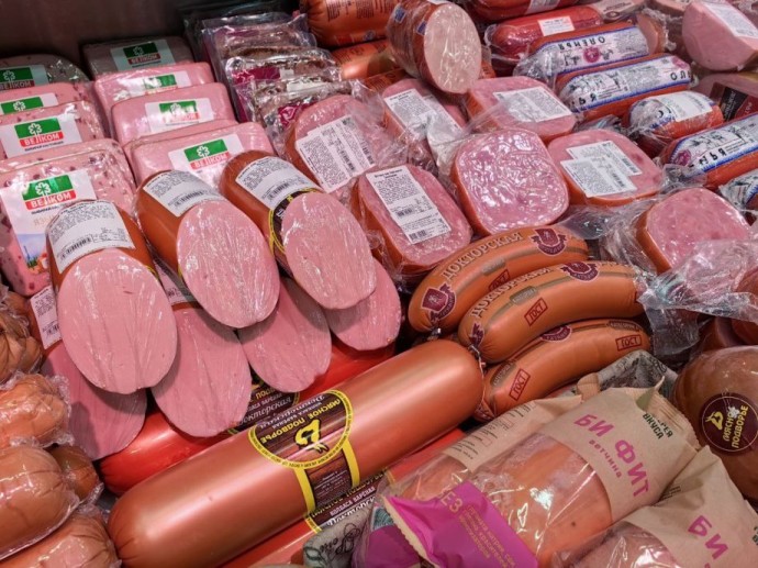 Обрезки и химия вместо мяса. Нутрициолог раскрыла всю правду о колбасе