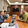 Участник СВО вручил Михаилу Евраеву благодарственное письмо командира и медаль «За помощь фронту»