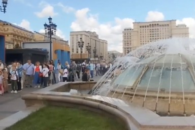 Желающие попасть на выставку «Территория будущего» выстроились в длинную очередь