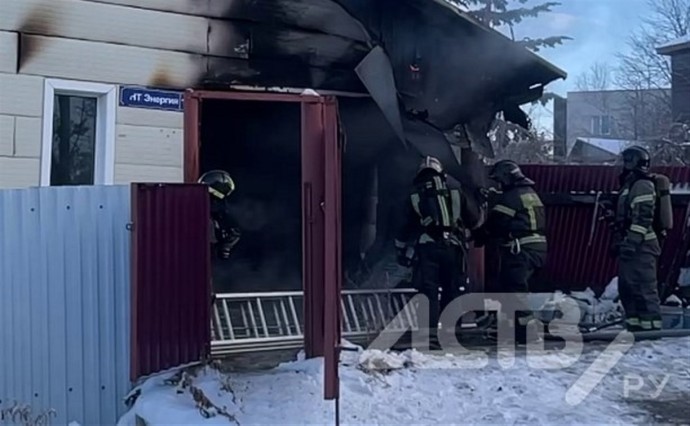 Пристроенный к дому гараж полыхал в одном из СНТ Южно-Сахалинска Пристроенный к дому гараж полыхал в одном из СНТ Южно-Сахалинска