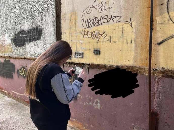 В Кирове закрашивают и срывают рекламу «запрещенки»