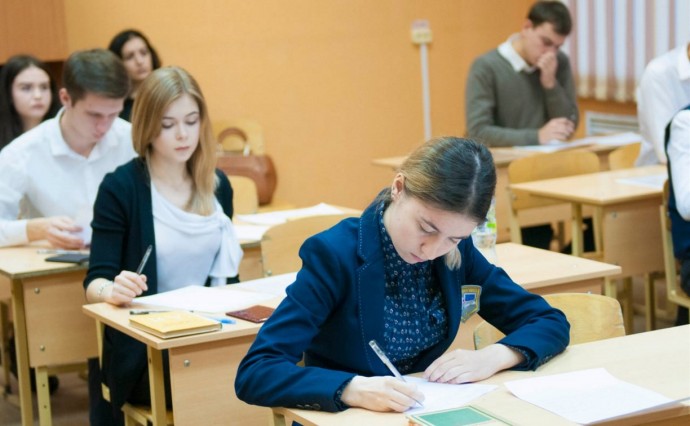Почти 900 сахалинских школьников написали экзамен по химии, истории и литературе