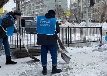 В Благовещенске студенты вышли на уборку тротуаров