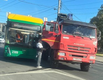 В Пензе из-за ДТП с троллейбусом и автокраном парализовало проспект Победы