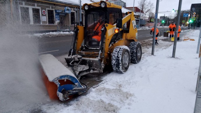 530 дворников убирают снег на тротуарах Симферополя