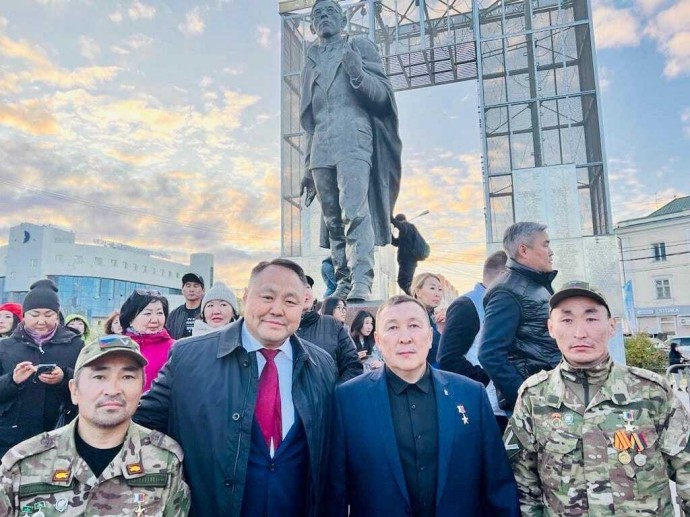 Председатель Якутской городской Думы Альберт Семенов поздравляет с Днем защитника Отечества