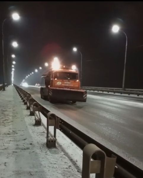 Астраханские коммунальщики защищают мосты от гололеда