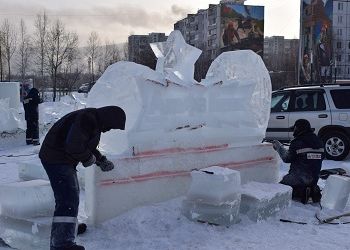 На площади в Тынде начали создавать ледяные скульптуры