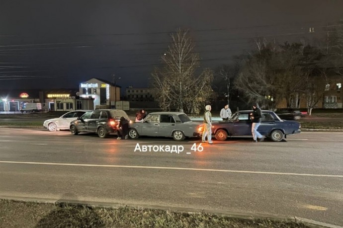 В Курске на дублере улицы Энгельса столкнулись 4 автомобиля