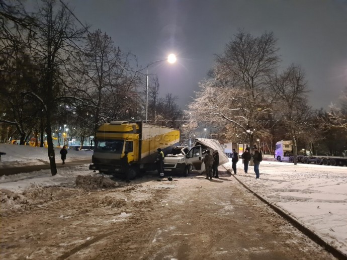 Фургон разорвало на части после столкновения с припаркованным грузовиком на юге Москвы