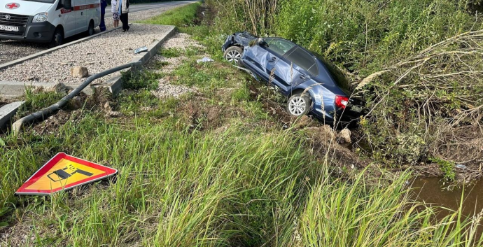 В Батецком округе водитель снёс дорожный знак и съехал в кювет