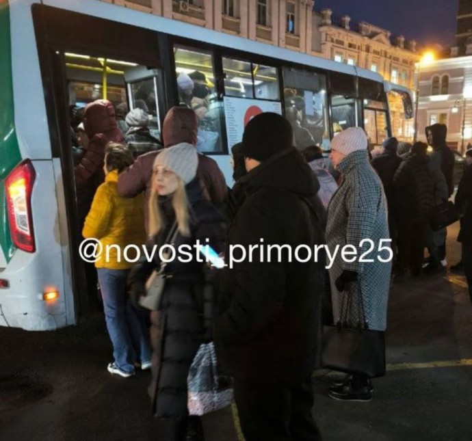 «Это невозмутимо»: жители крупнейшего района Владивостока испытывают проблемы с транспортом