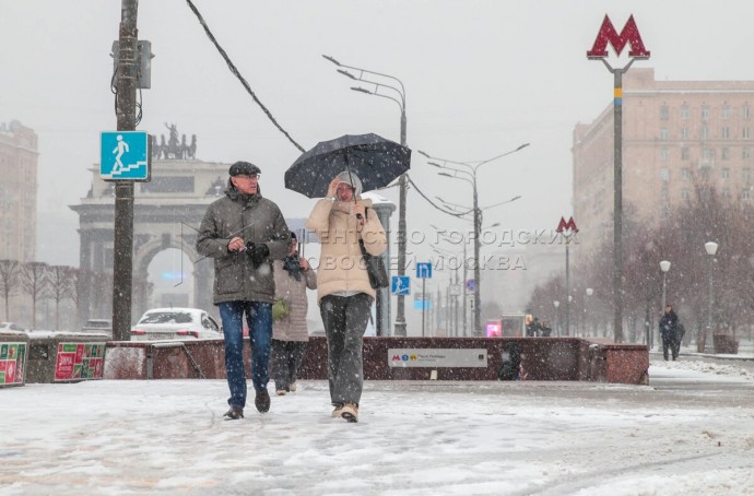 Москвичей предупредили о сильном снеге и гололедице до утра 8 декабря