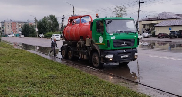 В Улан-Удэ откачивают лужи в отдалённых микрорайонах