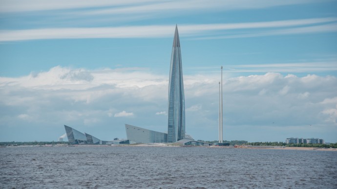 Облака над «Лахта Центром» в очередной раз встревожили петербуржцев