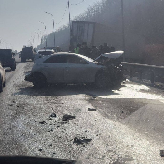 Полный фарш. Фура устроила ДТП и поставила объездную трассу в жесткую пробку