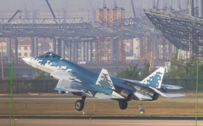 Российский истребитель пятого поколения Су-57 впервые прилетел в Китай