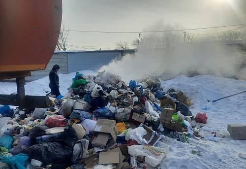 В Благовещенске из-за тлеющей золы едва не сгорел мусоровоз