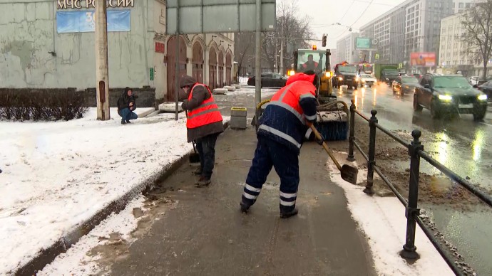 Более семи тысяч дворников вышли на уборку снега в Петербурге