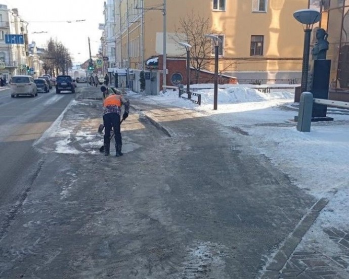 Подрядчик начал вывоз снега с городских парковок