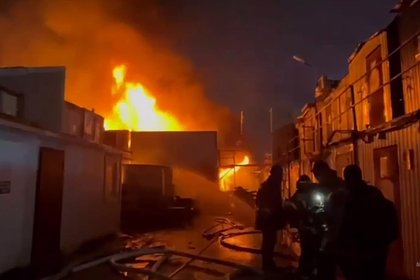 Более 10 бытовок загорелись на стройплощадке в Москве