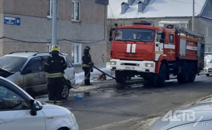 Опубликованы кадры тушения автомобиля на улице в Южно-Сахалинске