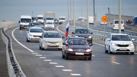 На Крымском мосту возобновили движение