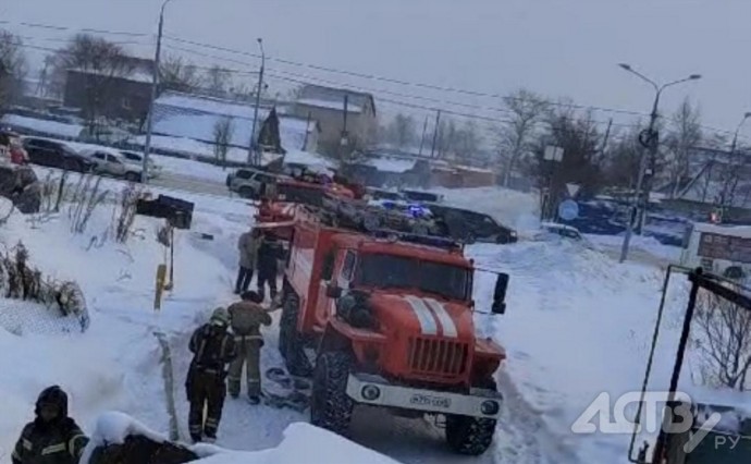 В Южно-Сахалинске спасатели эвакуировали пенсионерку из горящего дома