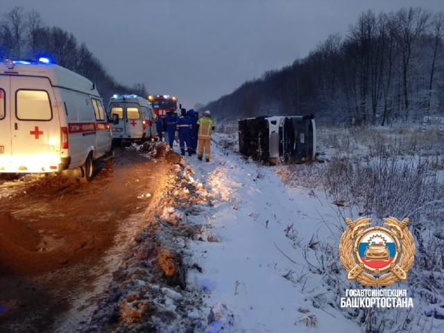 На трассе в Башкирии опрокинулся автобус с 16 пассажирами