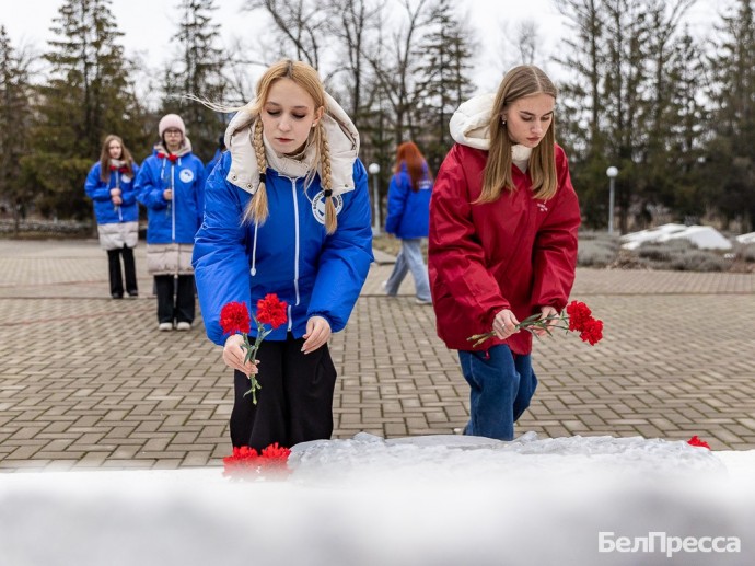 В парке Памяти Белгорода волонтёры возложили цветы к мемориалу жертвам фашизма