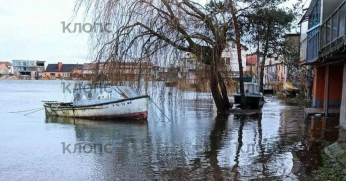 «Вода подошла вплотную к жилым помещениям»: территории в Калининграде и области массово затопило