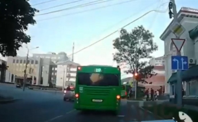 Водитель пассажирского автобуса в Южно-Сахалинске наказан за грубое нарушение ПДД