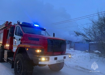 В Благовещенске горели двухэтажный жилой дом и баня