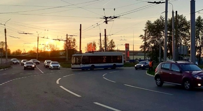 В Великом Новгороде временно приостановлено движение троллейбусов