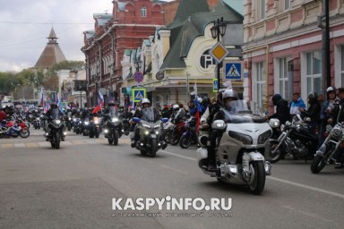 В Астрахани губернатор закрыл мотосезон, возглавив колонну мотоциклистов. Фоторепортаж