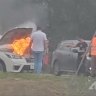 Появилось видео горящей у поворота на аэропорт машины в Южно-Сахалинске