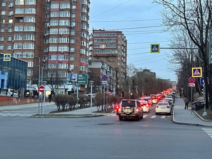 Часть Владивостока оказалась скована пробками в вечер понедельника