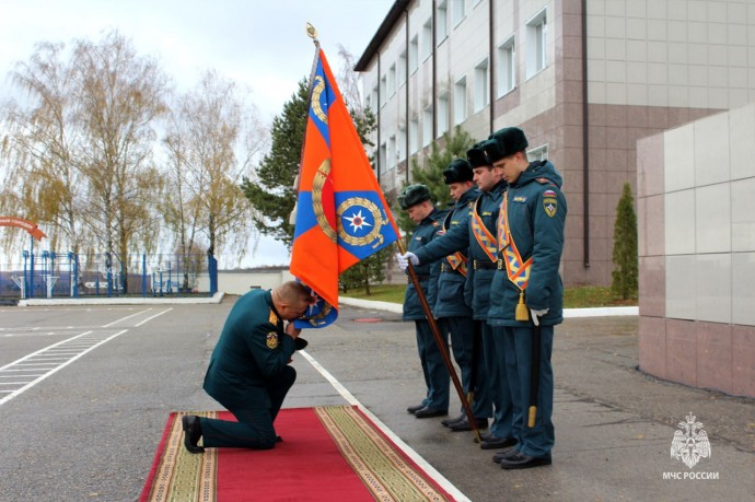 Церемония прощания с Боевым знаменем состоялась в Тульском спасательном центре МЧС России