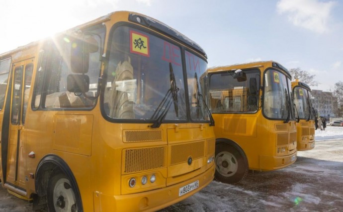 Пять новых автобусов получили сахалинские школы