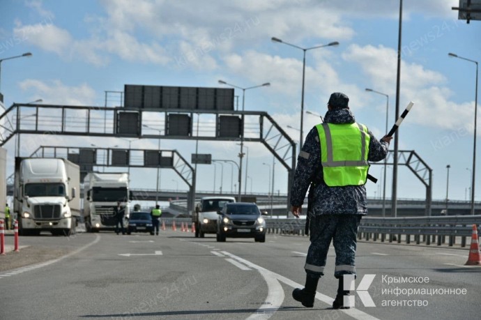 Перед новогодними праздниками в очереди на Крымский мост стоит почти тысяча автомобилей